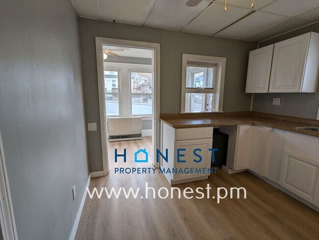 Building Photo - 36 Monroe St