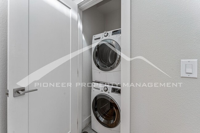 Building Photo - Spacious Townhouse with Washer/Dryer and G...
