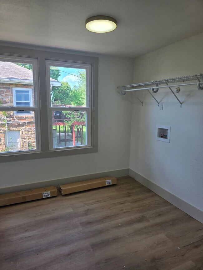 Building Photo - Gorgeous 2 bedroom 1 bath Duplex on street level