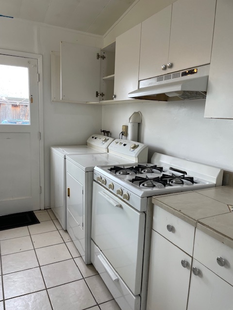 Kitchen with waher/dryer & gas range - 3123 Alma St