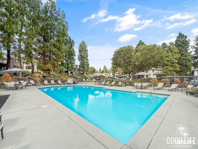 Building Photo - Great 2B/2BA Condo in Carmel Mountain Ranch w/ Community Pool, W/D, & Reserved Parking!