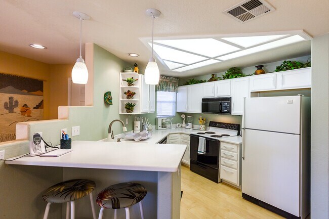 Kitchen (fully stocked & equipped) - 10410 N Cave Creek Rd
