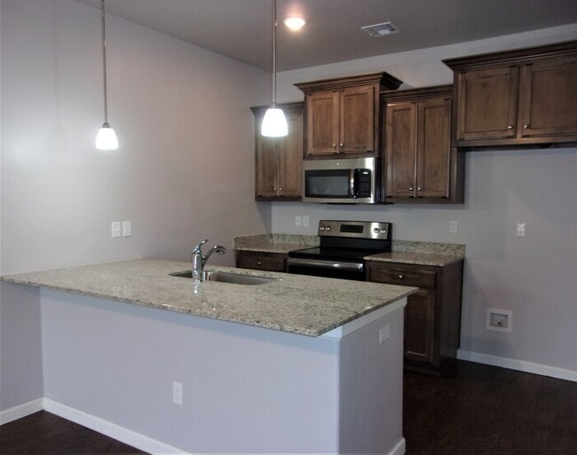 Building Photo - 2 Bed 1 Bath 1 Car Garage Townhome in Del ...