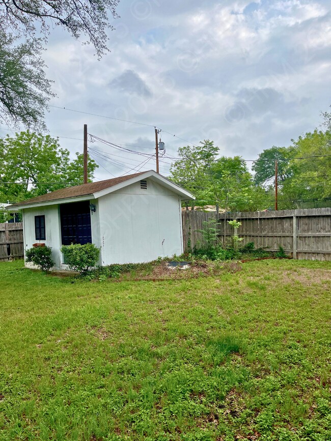 Building Photo - 1616 Redwood St