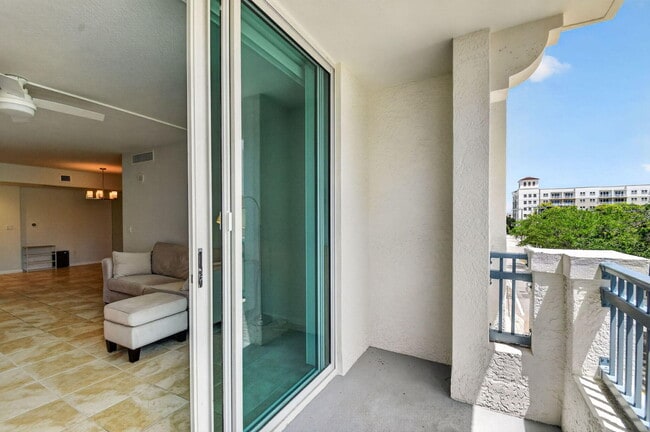 Building Photo - 403 S Sapodilla Ave