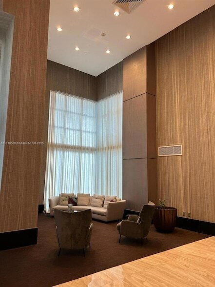 Building Photo - 950 Brickell Bay Dr