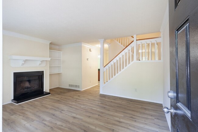 Building Photo - 3bd/2.5ba Split Level Condo in Quiet Neighborhood!