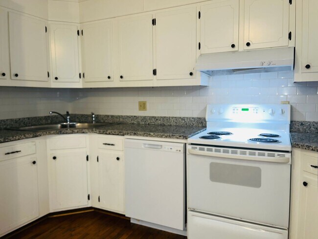 Building Photo - Beautiful 2 bedroom 1.5 bathroom apartment in Downtown Hogansville! Must see!