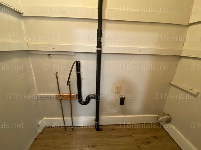 Building Photo - $1195 - 3 bedroom / 1 bathroom - Single Family Home