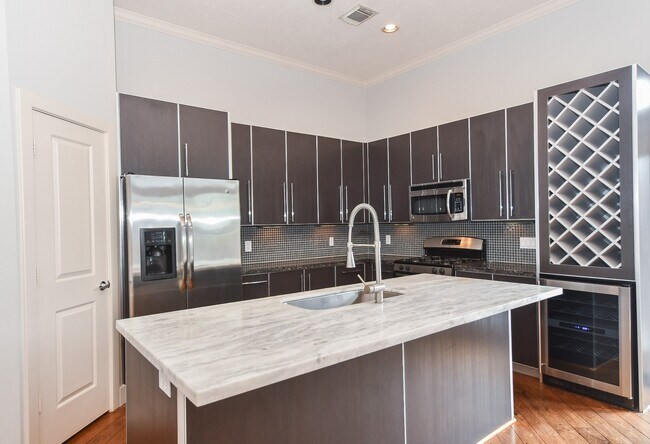 Building Photo - 748 W 16th St