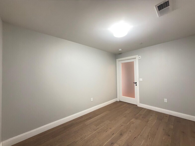 Building Photo - 15 Central St