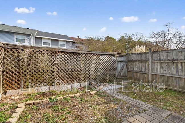 Building Photo - 304 Falling Ln