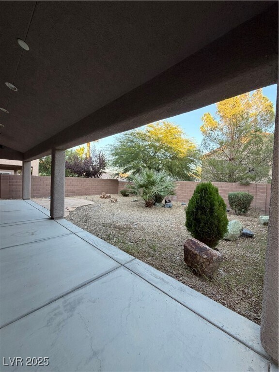 Building Photo - 1016 Bonitos Suenos St