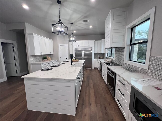 Building Photo - 725 Winding View