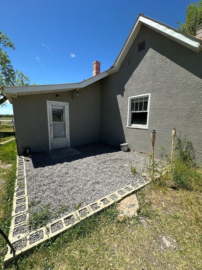 Building Photo - THIS IS A LEASE TAKEOVER, PLEASE CONTACT THE CURRENT TENANT, DANIEL @ 208-883-2854 - Super Cute 3...
