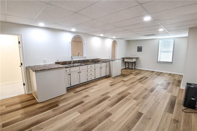 Building Photo - 1865 Oak Tree Hollow