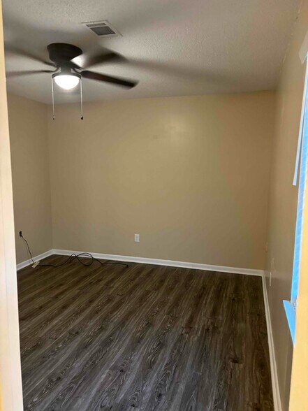 Building Photo - 633 Melanie St