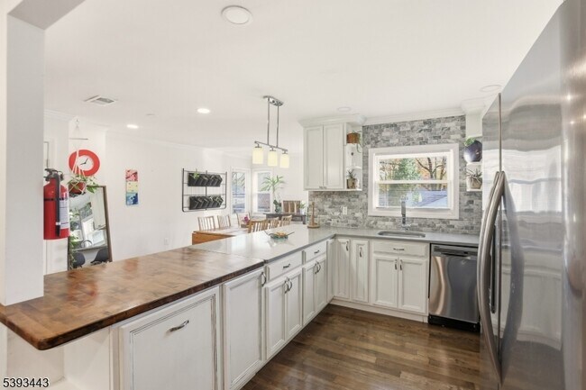 Building Photo - 214 S Valley Rd