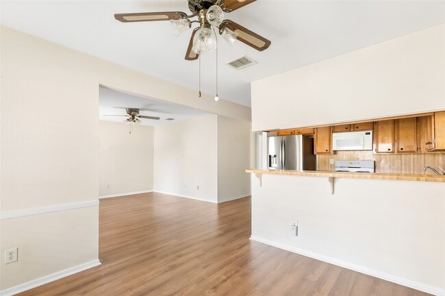 Building Photo - 2722 Foliage Green Dr