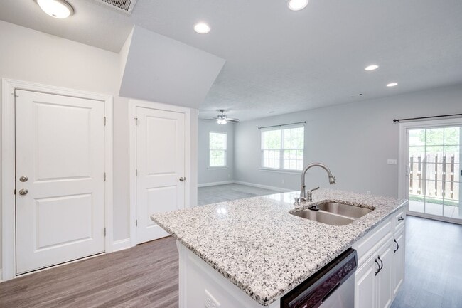 Building Photo - 3 Bedroom 2.5 Bath Townhouse