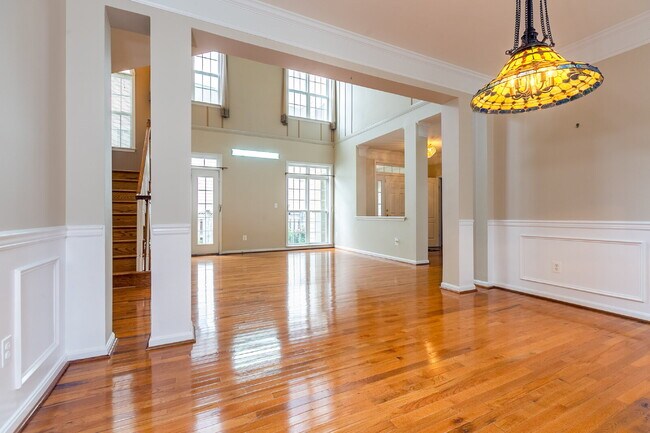 Building Photo - Spacious, Light-Filled Home in the Desirable Broadlands