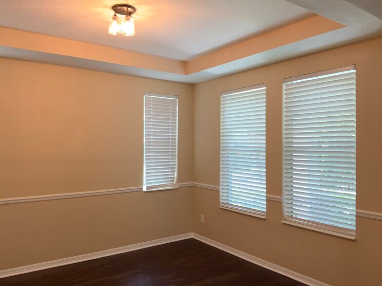 Building Photo - 16017 Loneoak View Dr