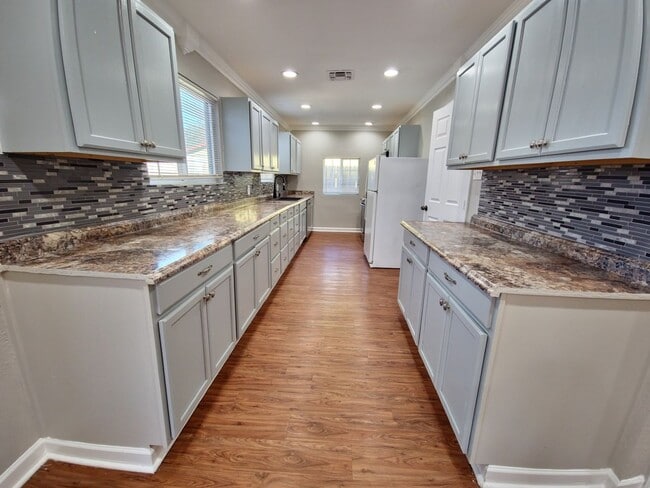 Building Photo - Spacious 3/2 home in South Austin