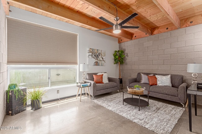 Building Photo - 727 E Portland St