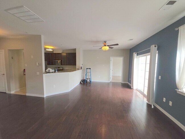 Building Photo - Beautiful 2nd floor (with elevator services) condominium: 2-bed, 2-bath, beautiful kitchen, bonus...