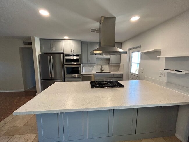Building Photo - 4 Bedroom 3 Bathroom Parkway Manor 2 Home