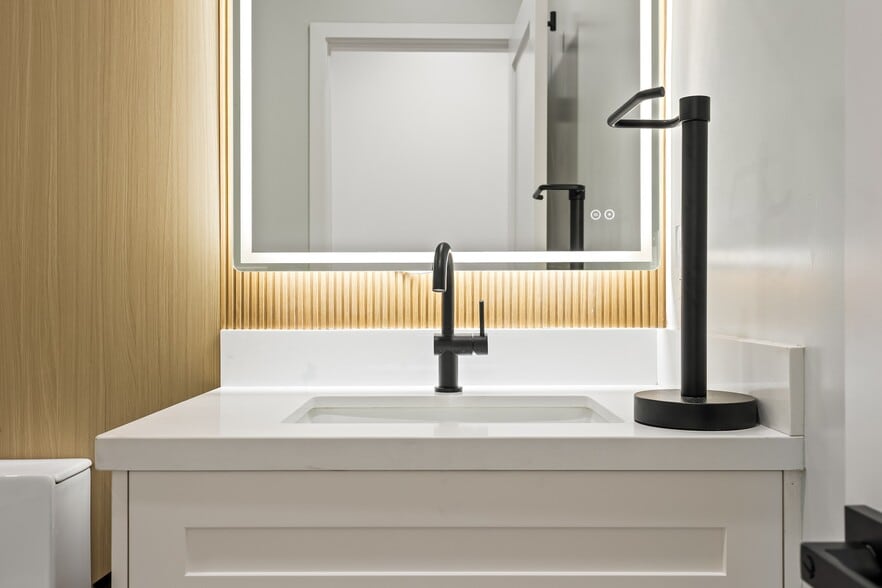 Building Photo - 212 W 64th St