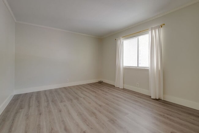 Building Photo - Beautifully renovated 1 bed, 1 bath Condo ...