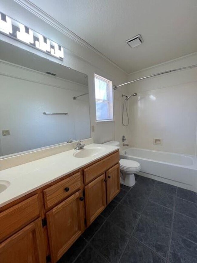 Building Photo - BEAUTIFUL HOME WITH POOL IN ROSEVILLE!
