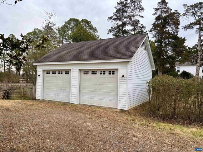 Building Photo - 800 Glendower Rd