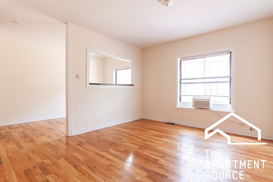 Building Photo - 828 W Waveland