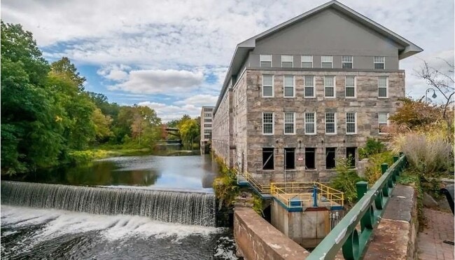 Building Photo - Spacious & Modern 2 bedroom Townhouse with...