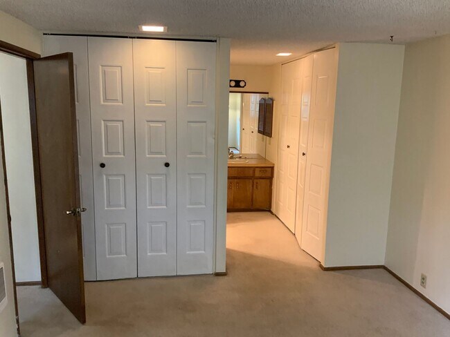 Building Photo - 422 Brookside Dr