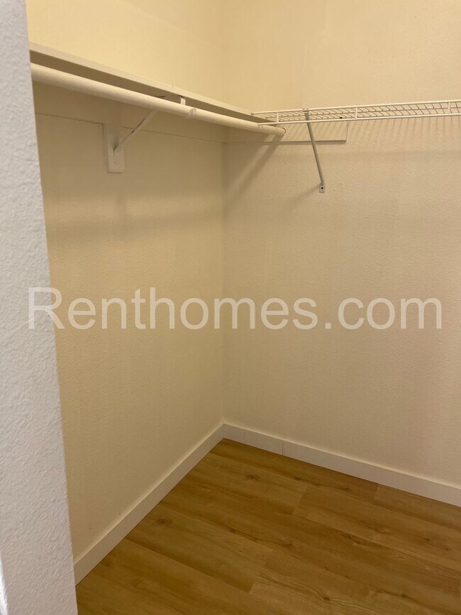 Building Photo - 9489 Fairgrove Ln