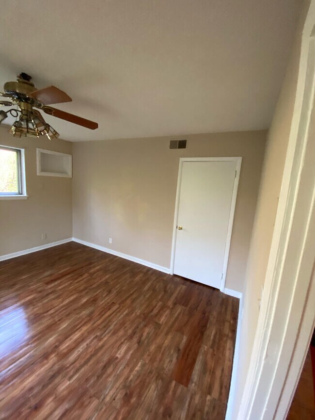 Building Photo - North Shore Area 2 Bedroom Duplex