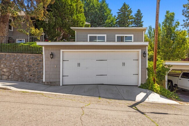 Building Photo - 525 Mesa St