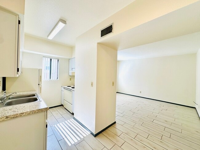 Building Photo - Spacious 1 Bedroom in Gated Community, Off...