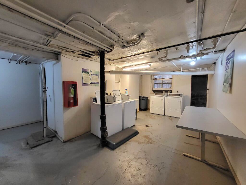 Building Photo - 923 W Waveland Ave