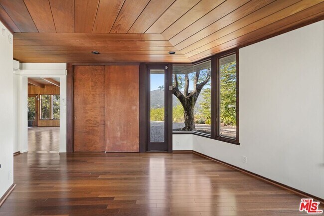 Building Photo - 21277 Entrada Rd