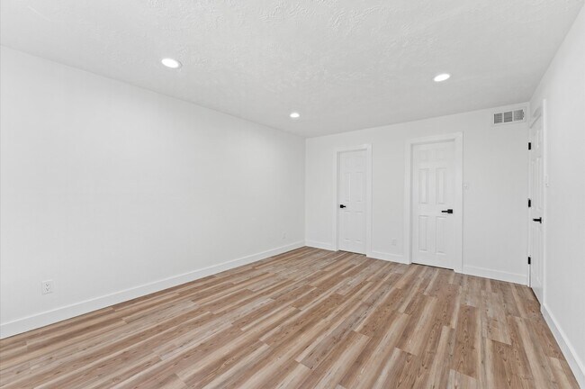 Building Photo - 17331 Red Oak Dr