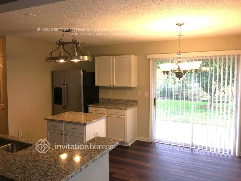Building Photo - 8142 Chatham Oaks Dr