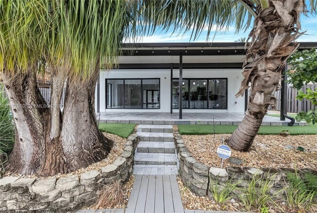 Building Photo - 1608 SW 5th Ct