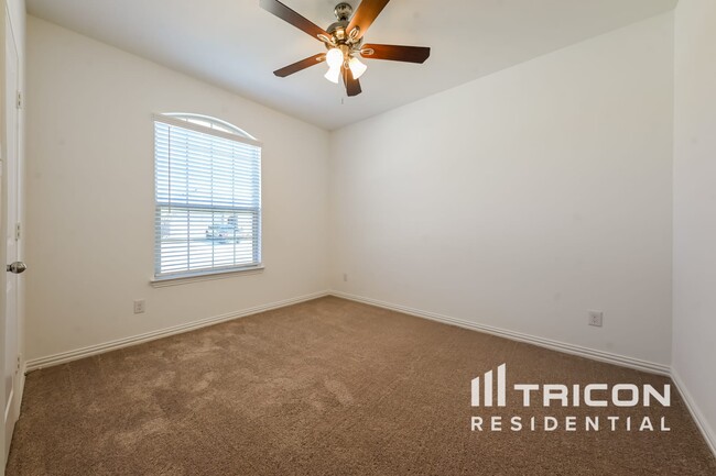 Building Photo - 2523 Real Quiet Dr