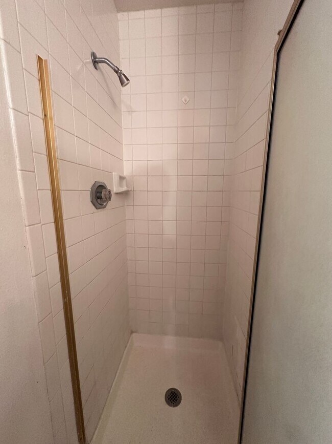 Building Photo - 2BB 2BA Condominium, Utilities Included