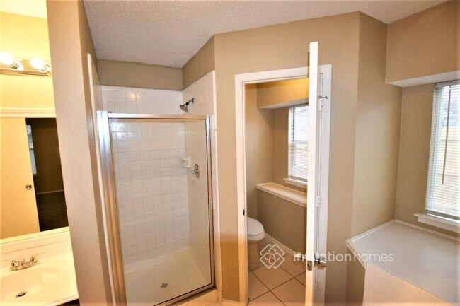 Building Photo - 813 Raintree Ln