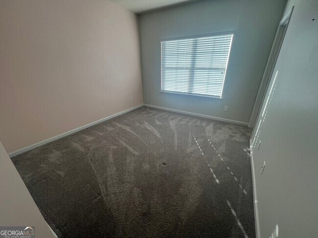 Building Photo - 165 Craines View